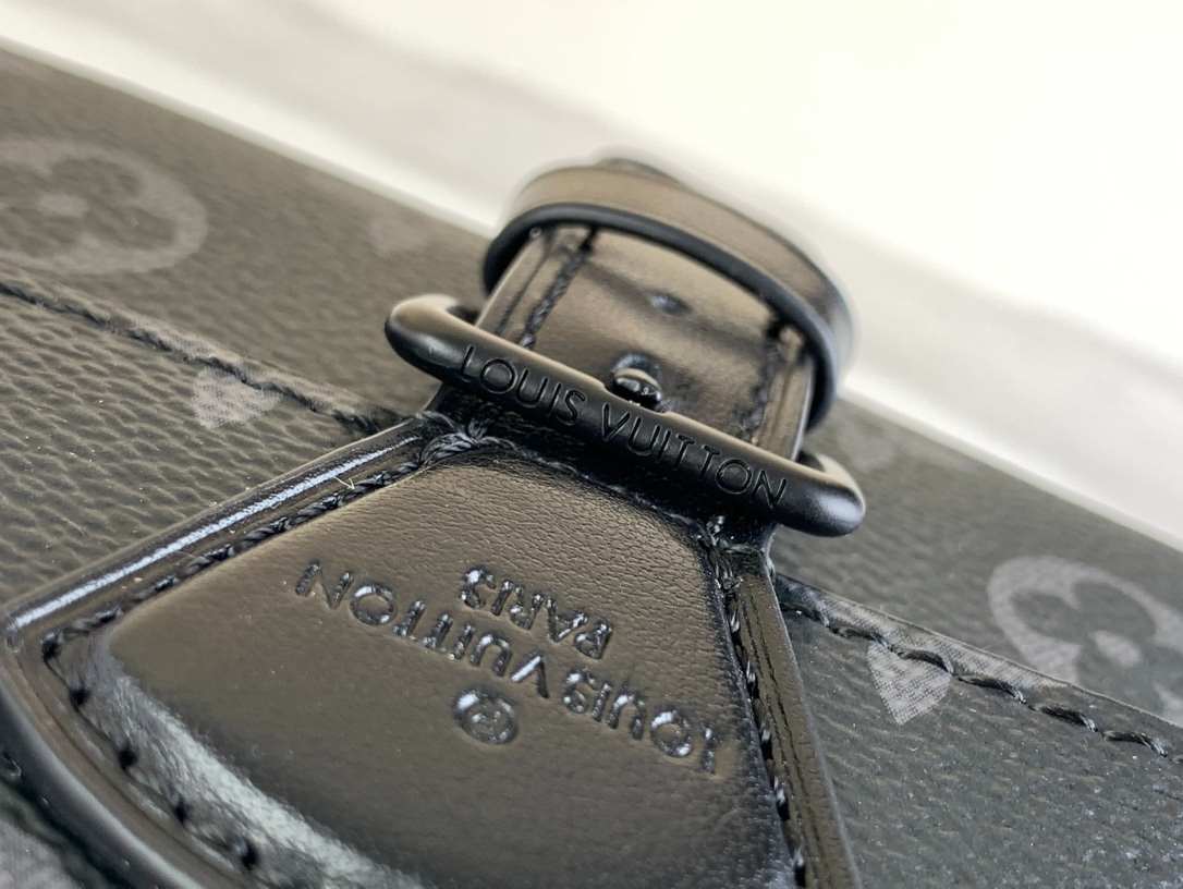 Louis Vuitton Montsouris Wearable Wallet Black – LW132