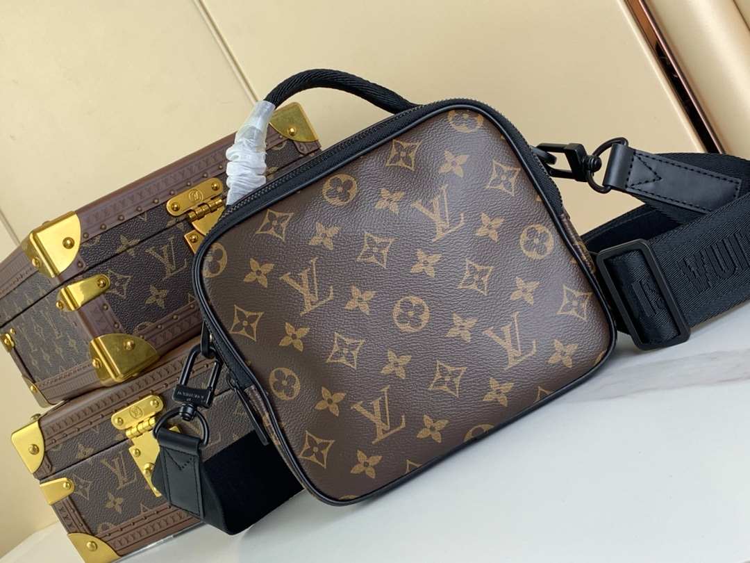 Louis Vuitton Quest Messenger Black Hardware Bag – LW133