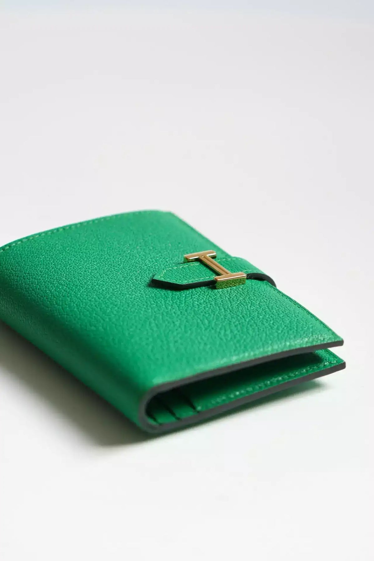 Hermes Bearn Compact Handmade Wallet in Bambou Chevre Mysore Goatskin – HW147