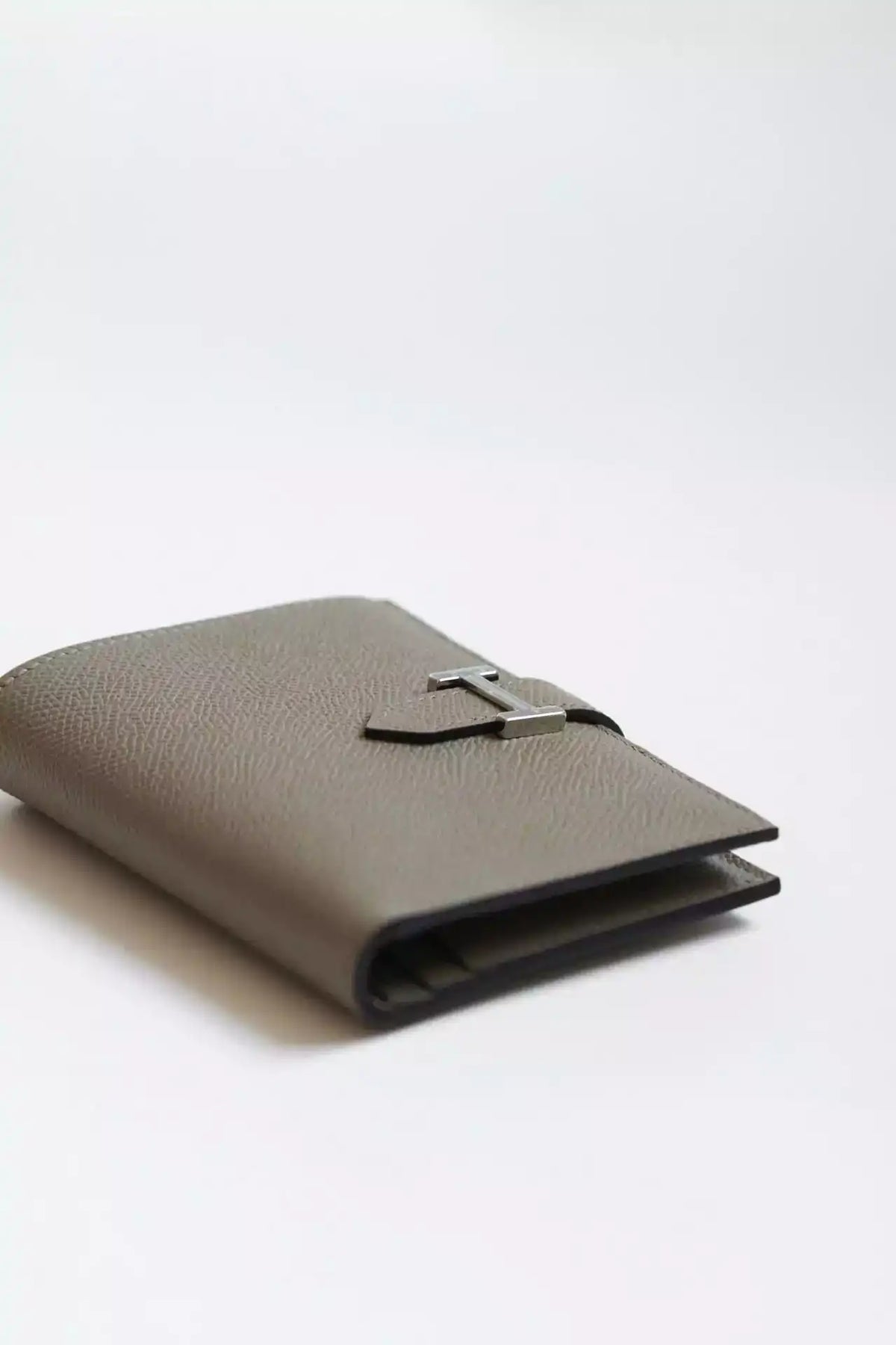 Hermes Bearn Compact Handmade Wallet in Gris Asphalt Epsom Calfskin – HW153