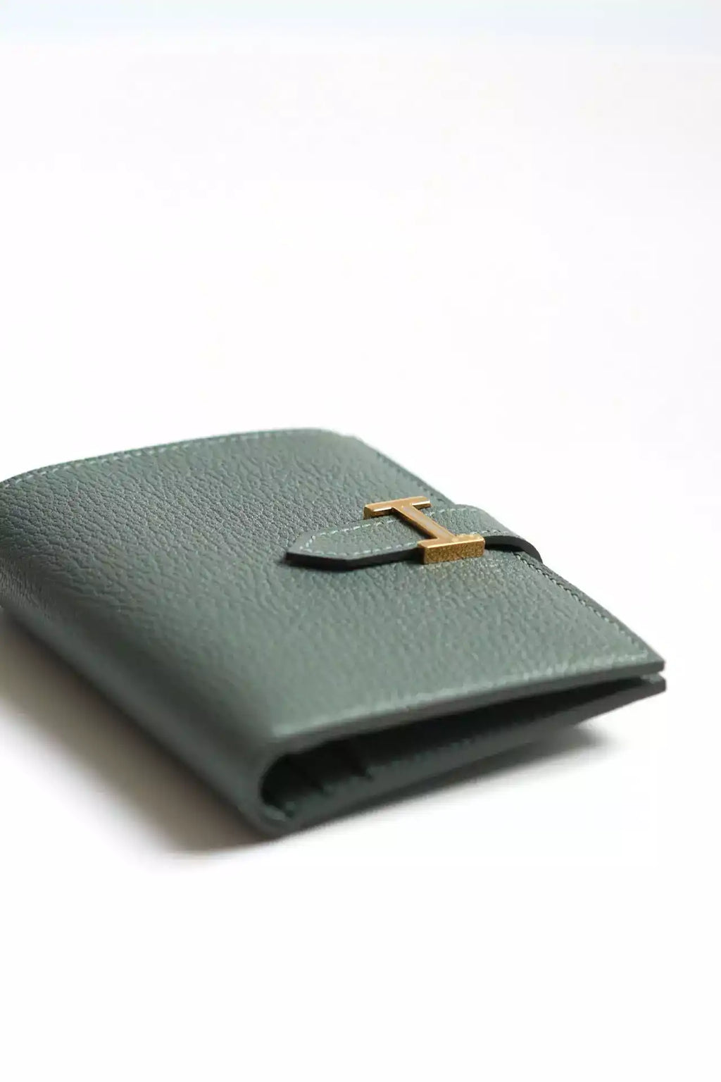 Hermes Bearn Compact Handmade Wallet in Vert Amande Chevre Mysore Goatskin – HW148
