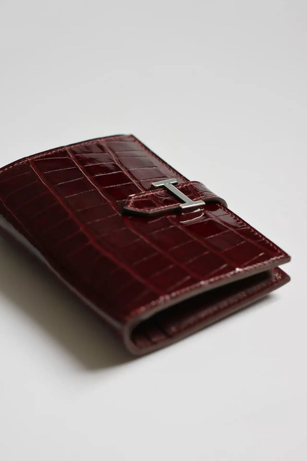 Hermes Bearn Compact Wallet in Bordeaux Shiny Alligator Leather – HW168