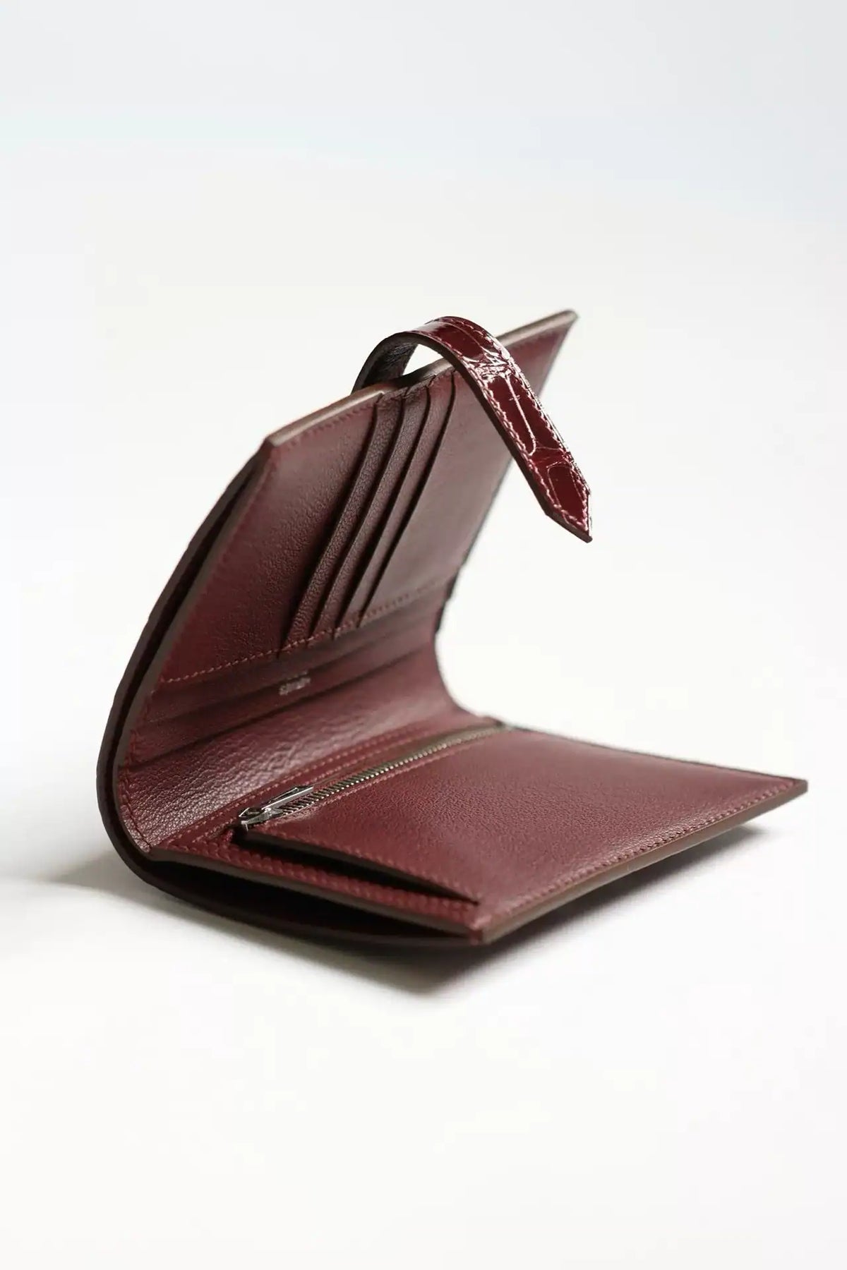 Hermes Bearn Compact Wallet in Bordeaux Shiny Alligator Leather – HW168