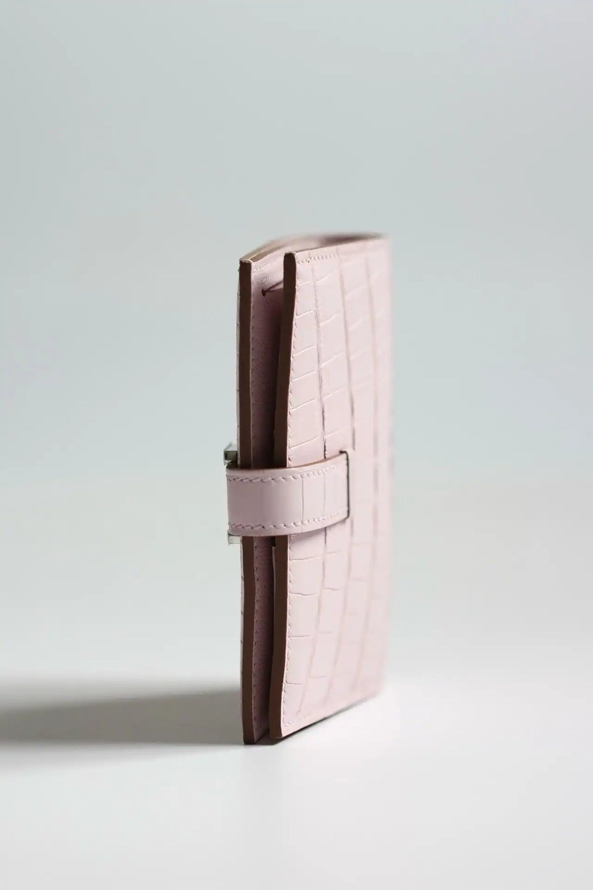 Hermes Bearn Compact Wallet in Mauve Pale Matte Alligator Leather – HW167