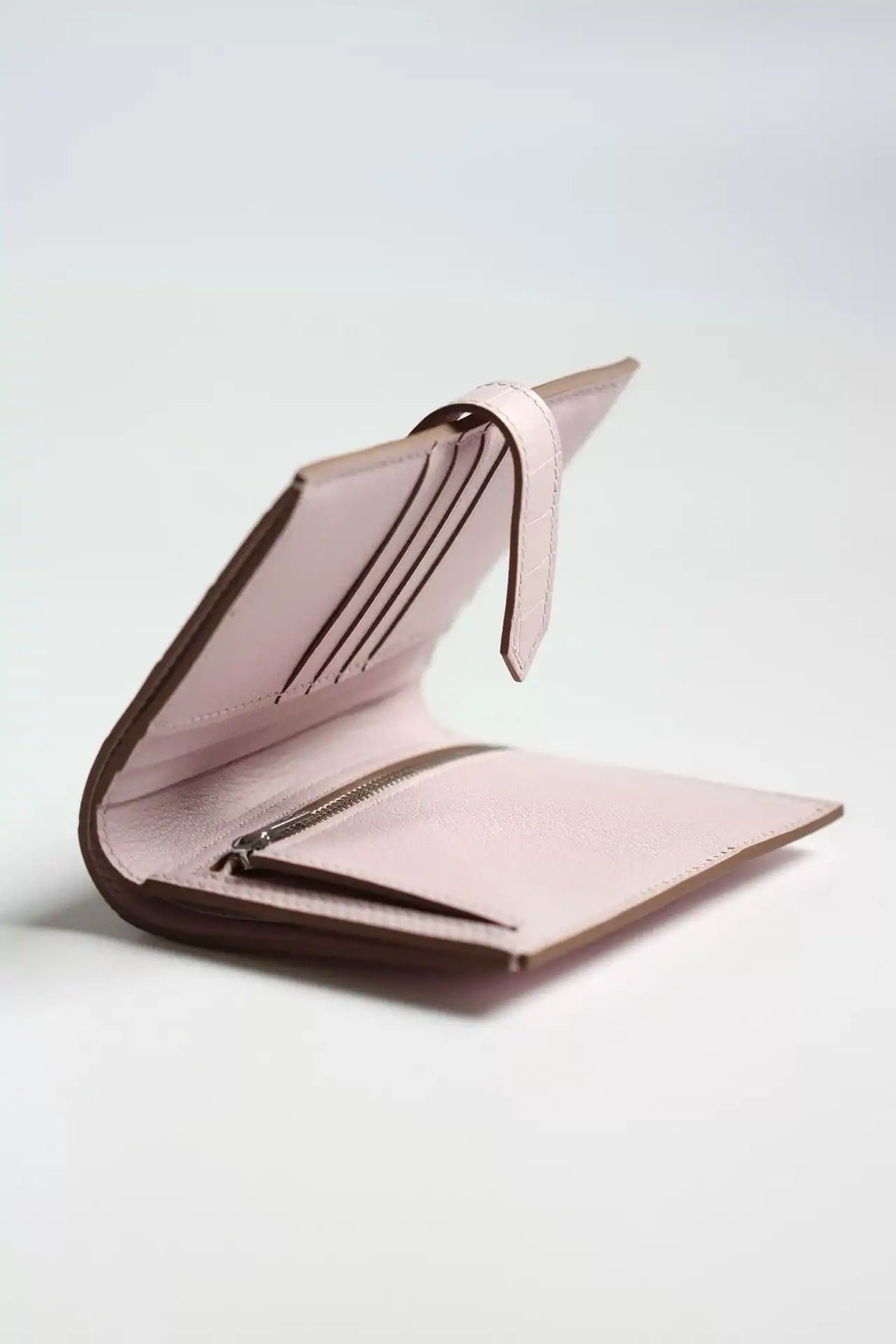 Hermes Bearn Compact Wallet in Mauve Pale Matte Alligator Leather – HW167