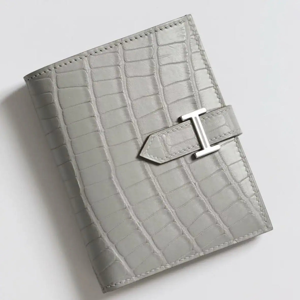 Hermes Bearn Compact Wallet in Pearl Grey Matte Alligator Leather – HW170