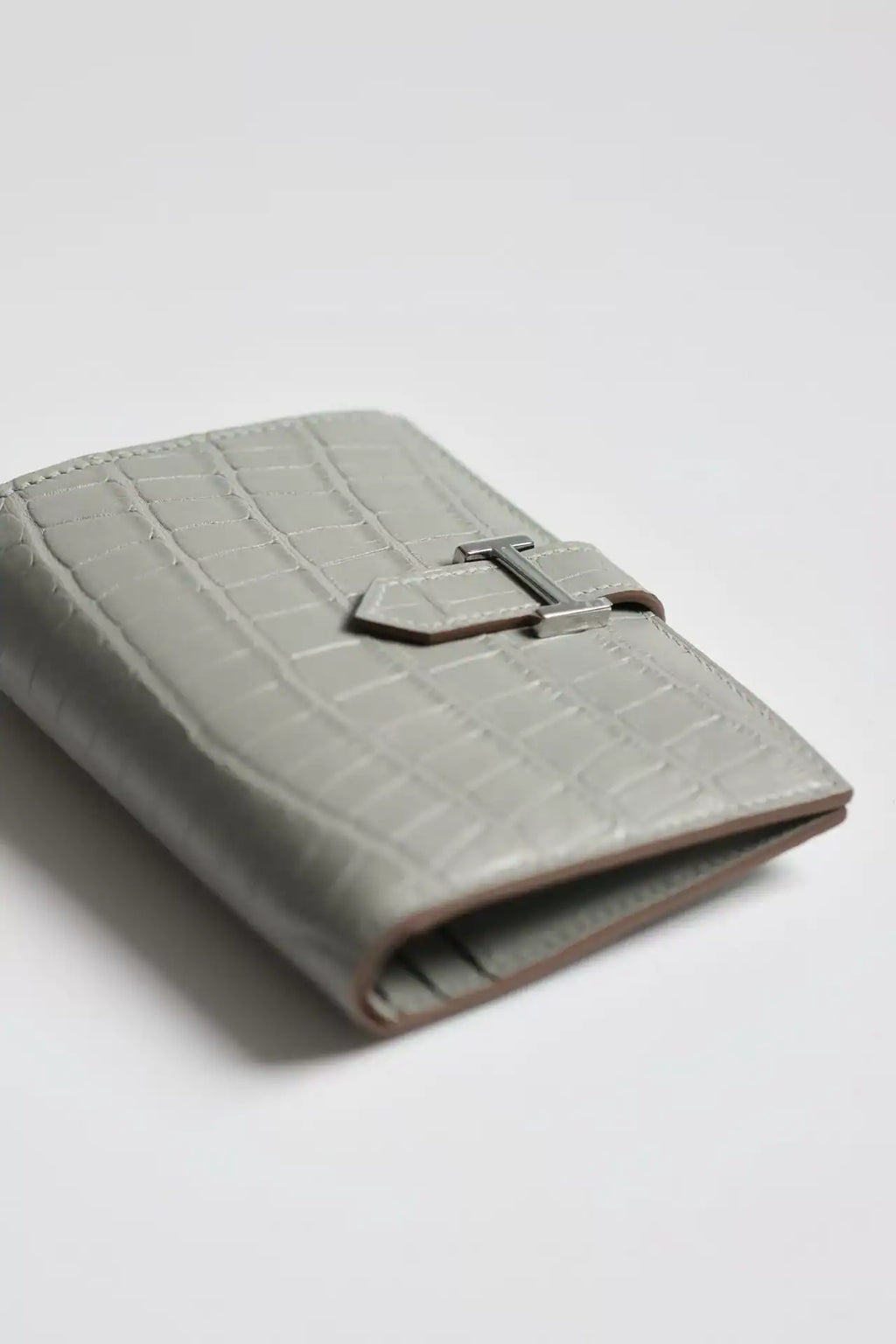 Hermes Bearn Compact Wallet in Pearl Grey Matte Alligator Leather – HW170