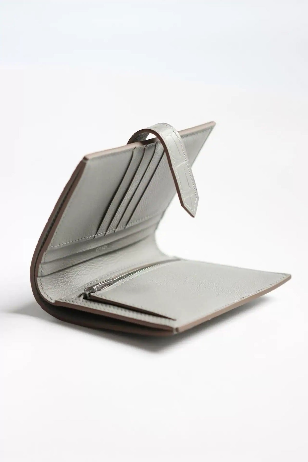 Hermes Bearn Compact Wallet in Pearl Grey Matte Alligator Leather – HW170