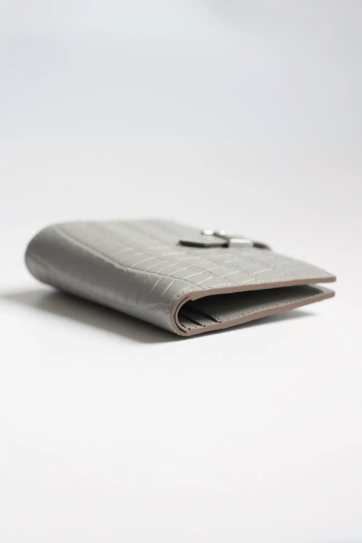 Hermes Bearn Compact Wallet in Pearl Grey Matte Alligator Leather – HW170