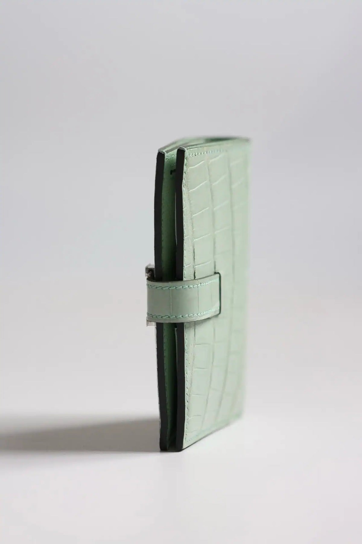Hermes Bearn Compact Wallet in Vert D’eau Matte Alligator Leather – HW169