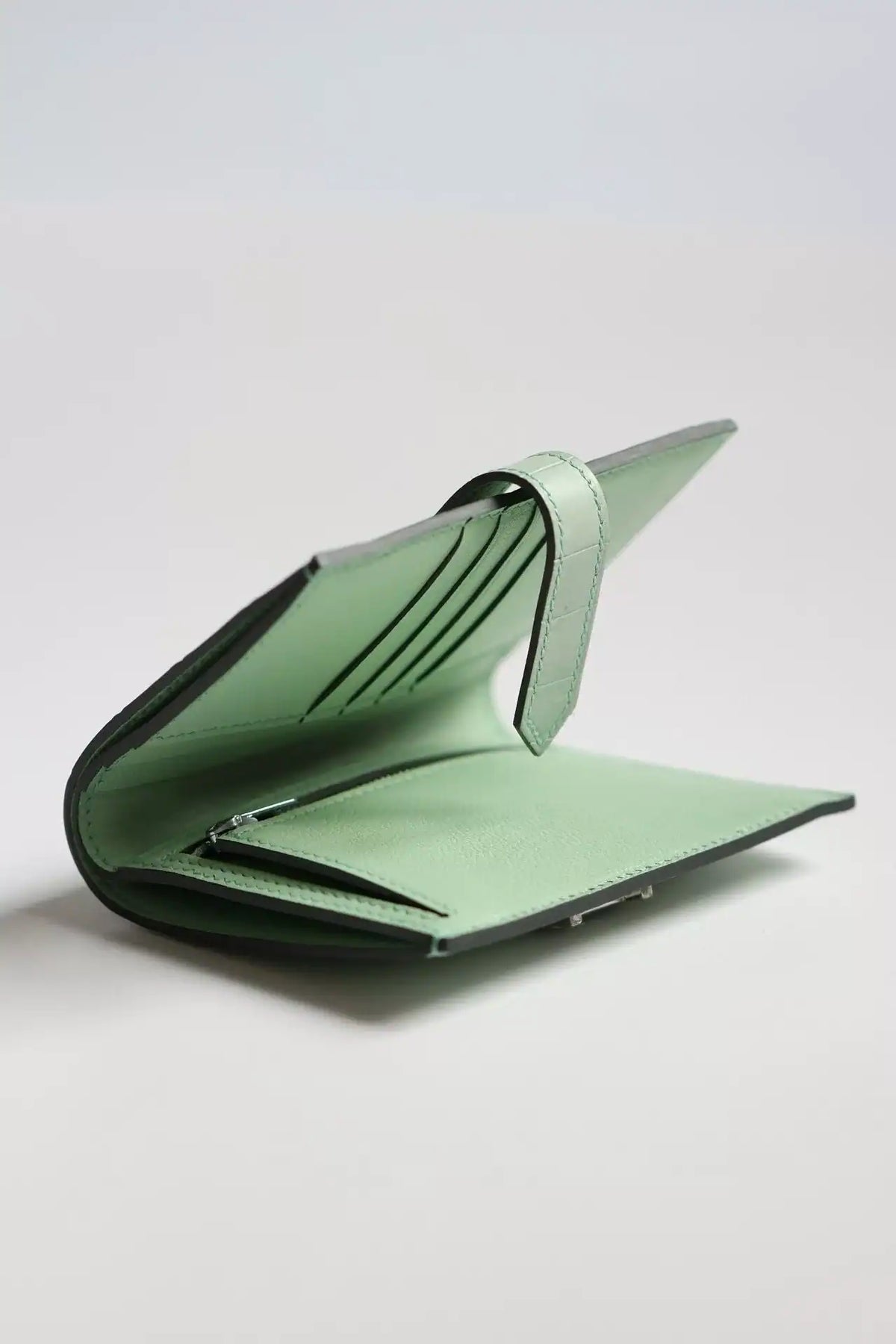 Hermes Bearn Compact Wallet in Vert D’eau Matte Alligator Leather – HW169
