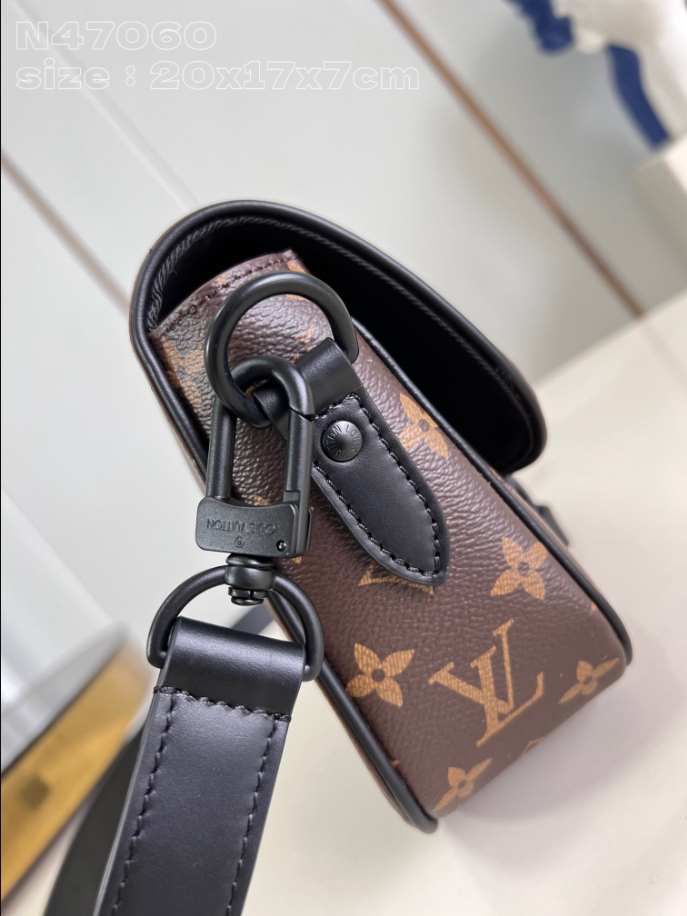 Louis Vuitton Montsouris Messenger PM Noir Bag – LW134