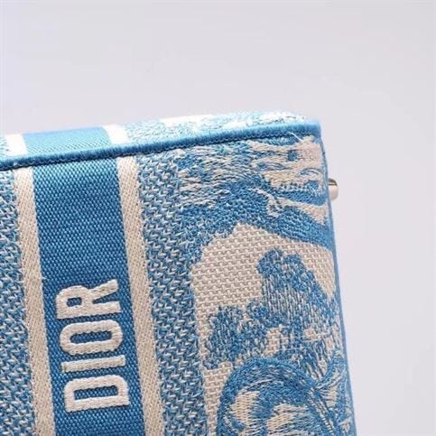 DIOR MEDIUM LADY D-LITE BAG CORNFLOWER BLUE TOILE DE JOUY EMBROIDERY – DOB009