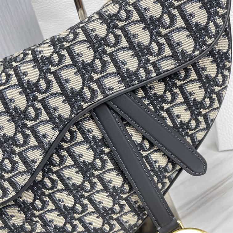 DIOR SADDLE BAG WITH STRAP BLUE DIOR OBLIQUE JACQUARD – DOB032