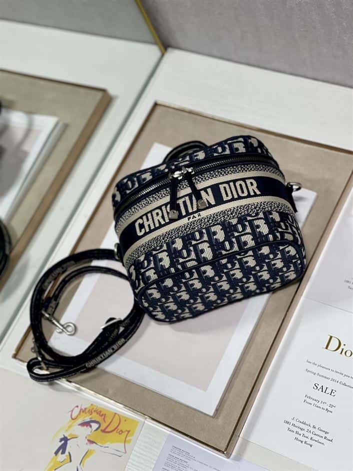 DIOR SMALL DIORTRAVEL VANITY CASE BLUE DIOR OBLIQUE EMBROIDERY – DOB093