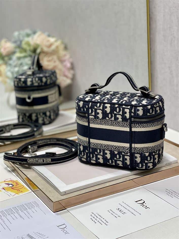 DIOR SMALL DIORTRAVEL VANITY CASE BLUE DIOR OBLIQUE EMBROIDERY – DOB093