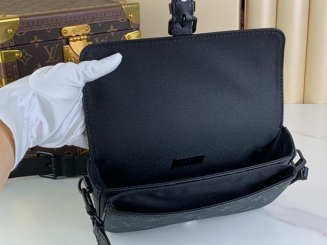Louis Vuitton Montsouris Wearable Wallet Black – LW132