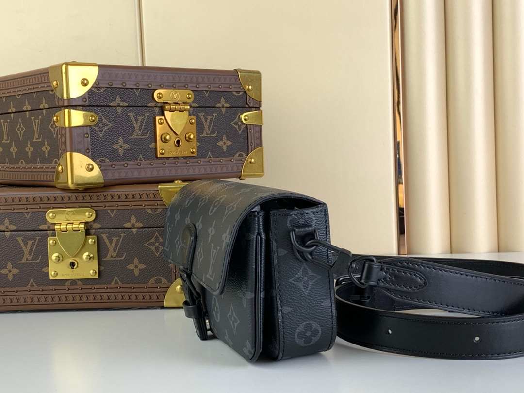 Louis Vuitton Montsouris Wearable Wallet Black – LW132