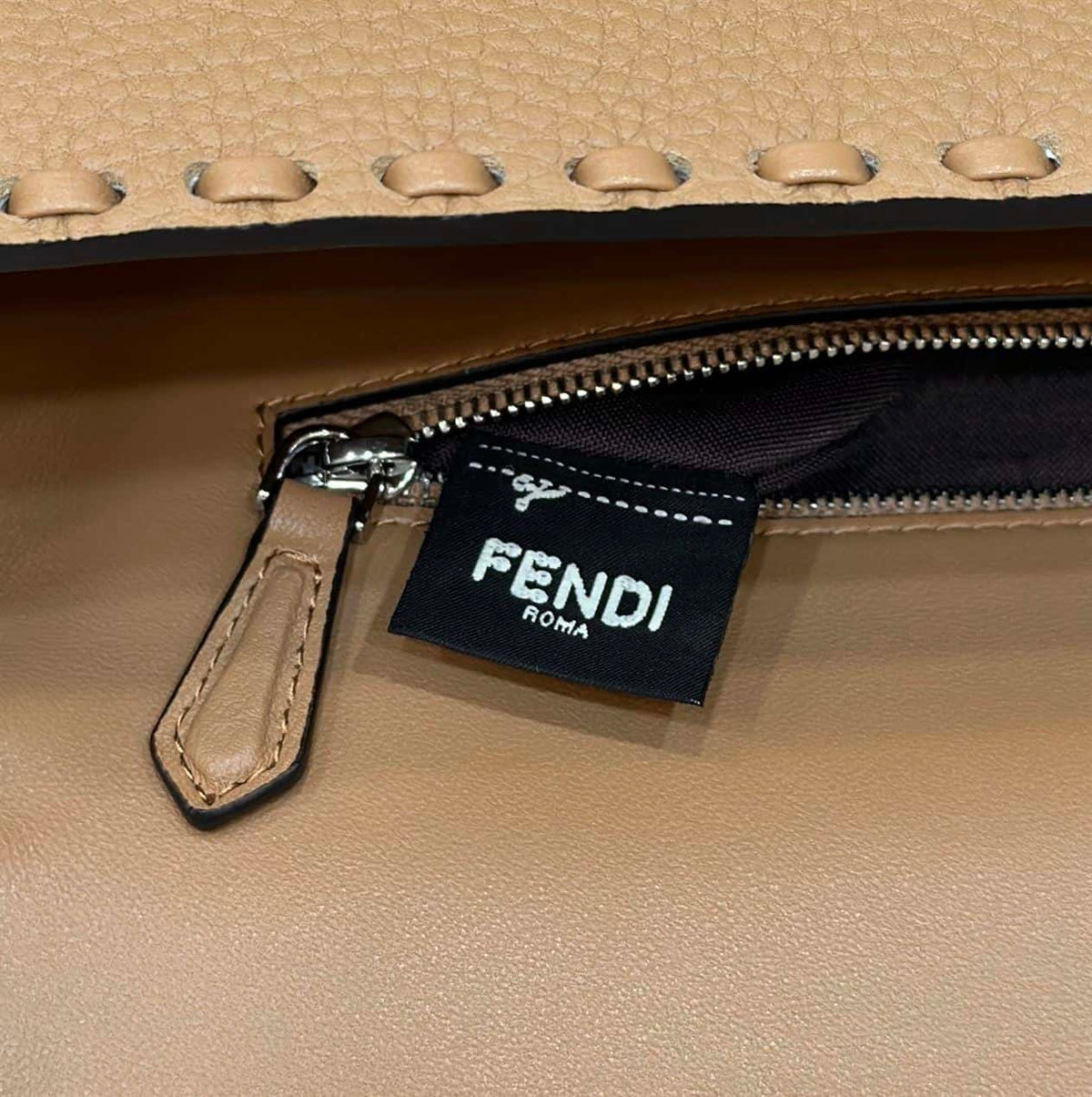 FENDI BAGUETTE BEIGE SELLERIA BAG WITH OVERSIZE TOPSTITCHING – F028
