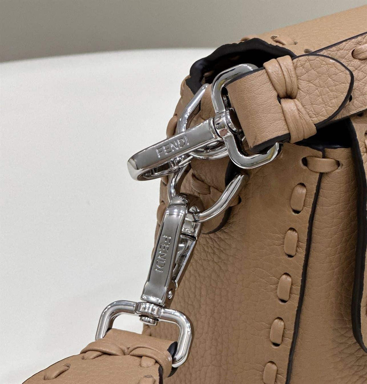 FENDI BAGUETTE BEIGE SELLERIA BAG WITH OVERSIZE TOPSTITCHING – F028