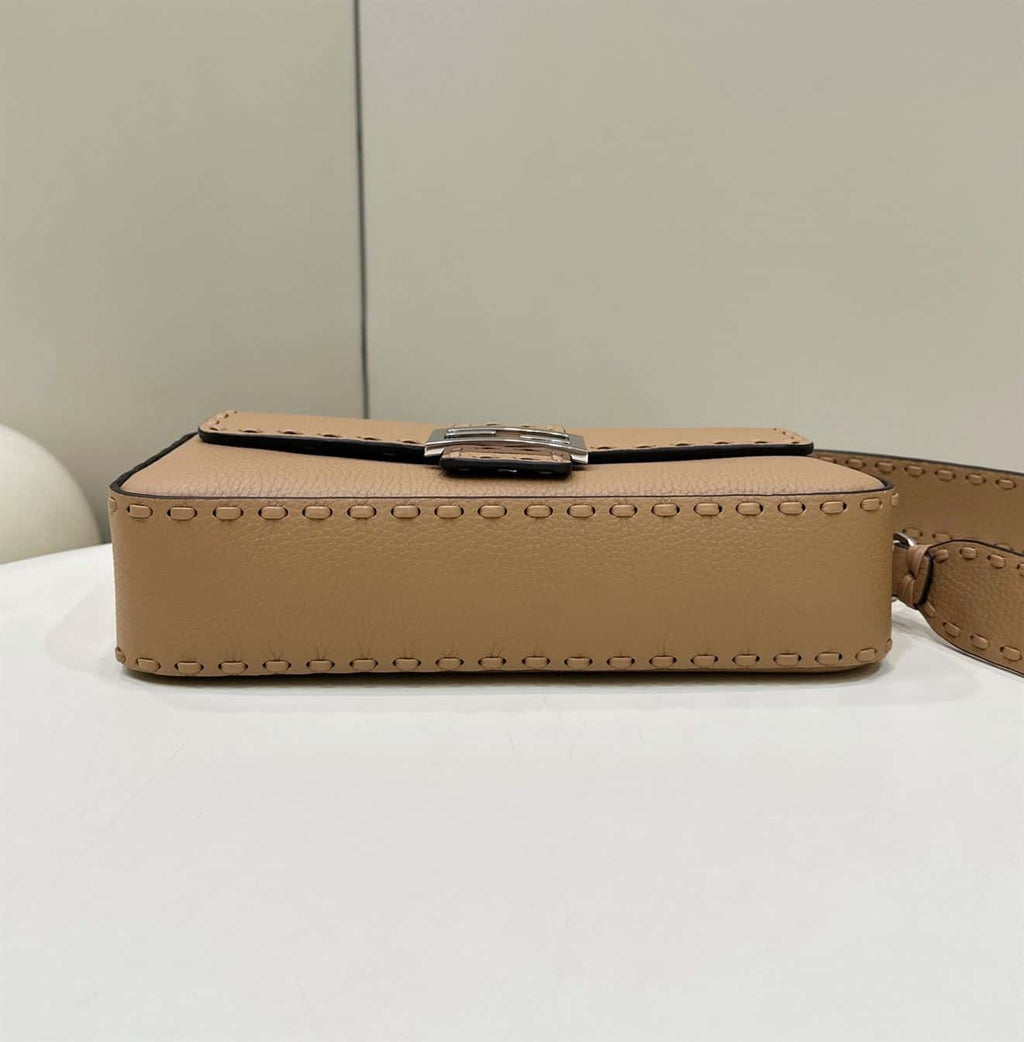 FENDI BAGUETTE BEIGE SELLERIA BAG WITH OVERSIZE TOPSTITCHING – F028