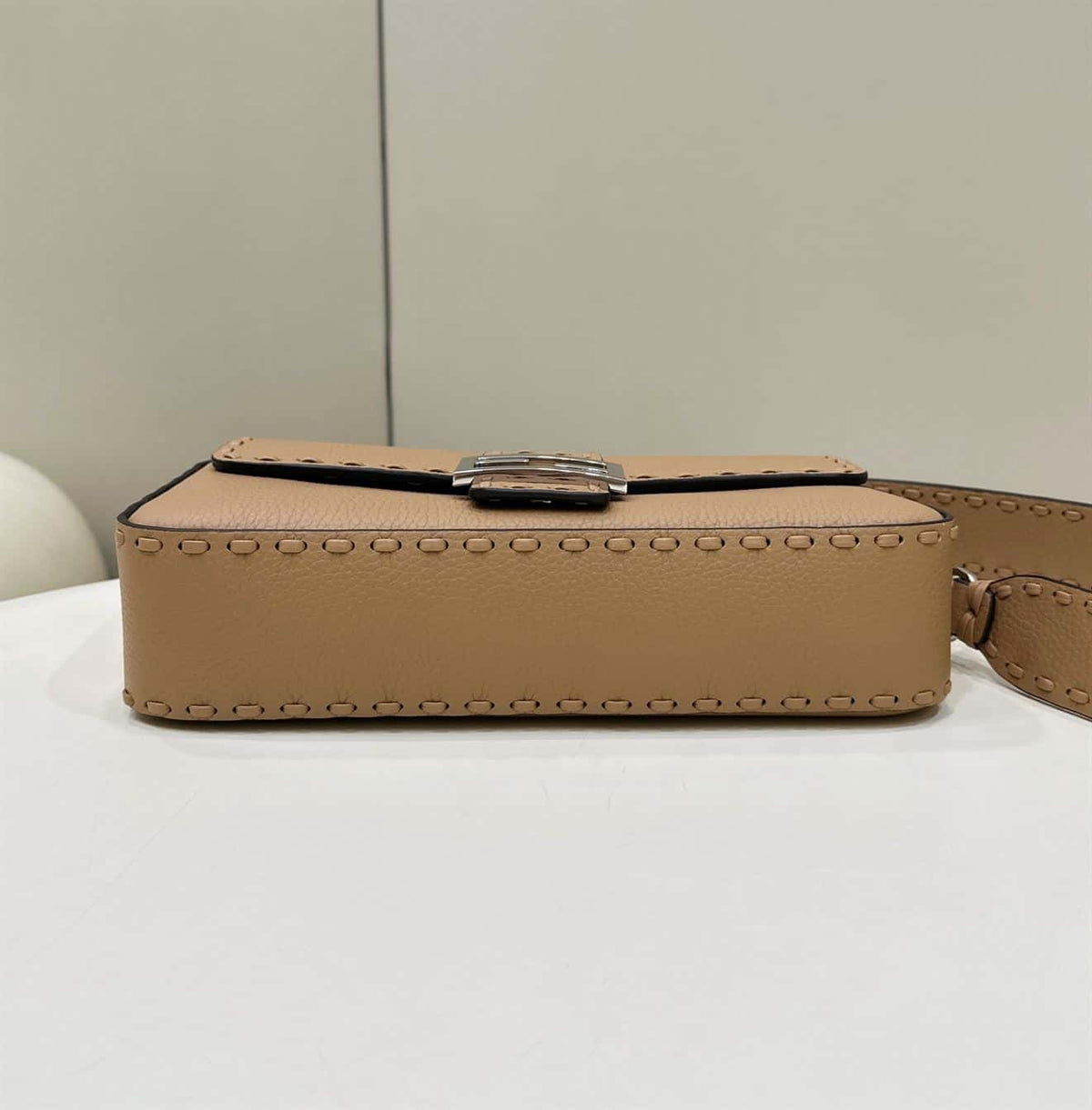 FENDI BAGUETTE BEIGE SELLERIA BAG WITH OVERSIZE TOPSTITCHING – F028