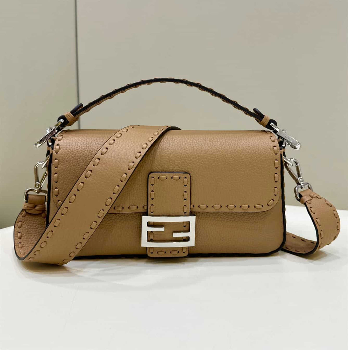 FENDI BAGUETTE BEIGE SELLERIA BAG WITH OVERSIZE TOPSTITCHING – F028