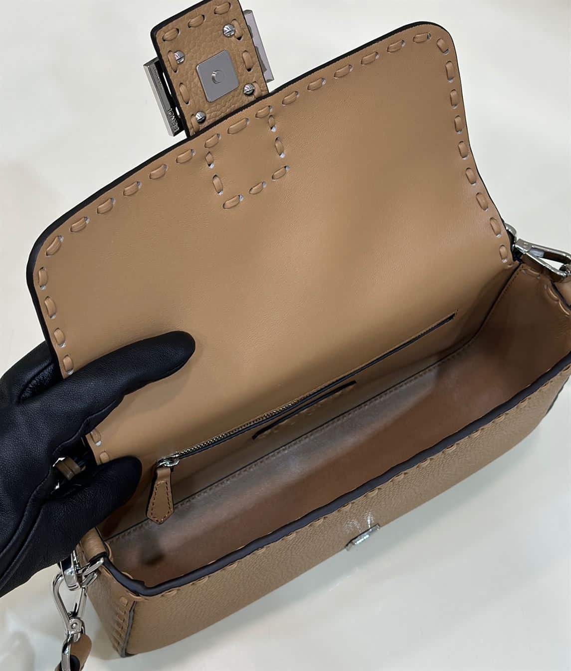 FENDI BAGUETTE BEIGE SELLERIA BAG WITH OVERSIZE TOPSTITCHING – F028