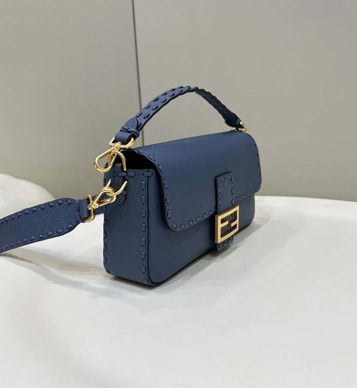 FENDI BAGUETTE BLUE SELLERIA BAG WITH OVERSIZE TOPSTITCHING – F029