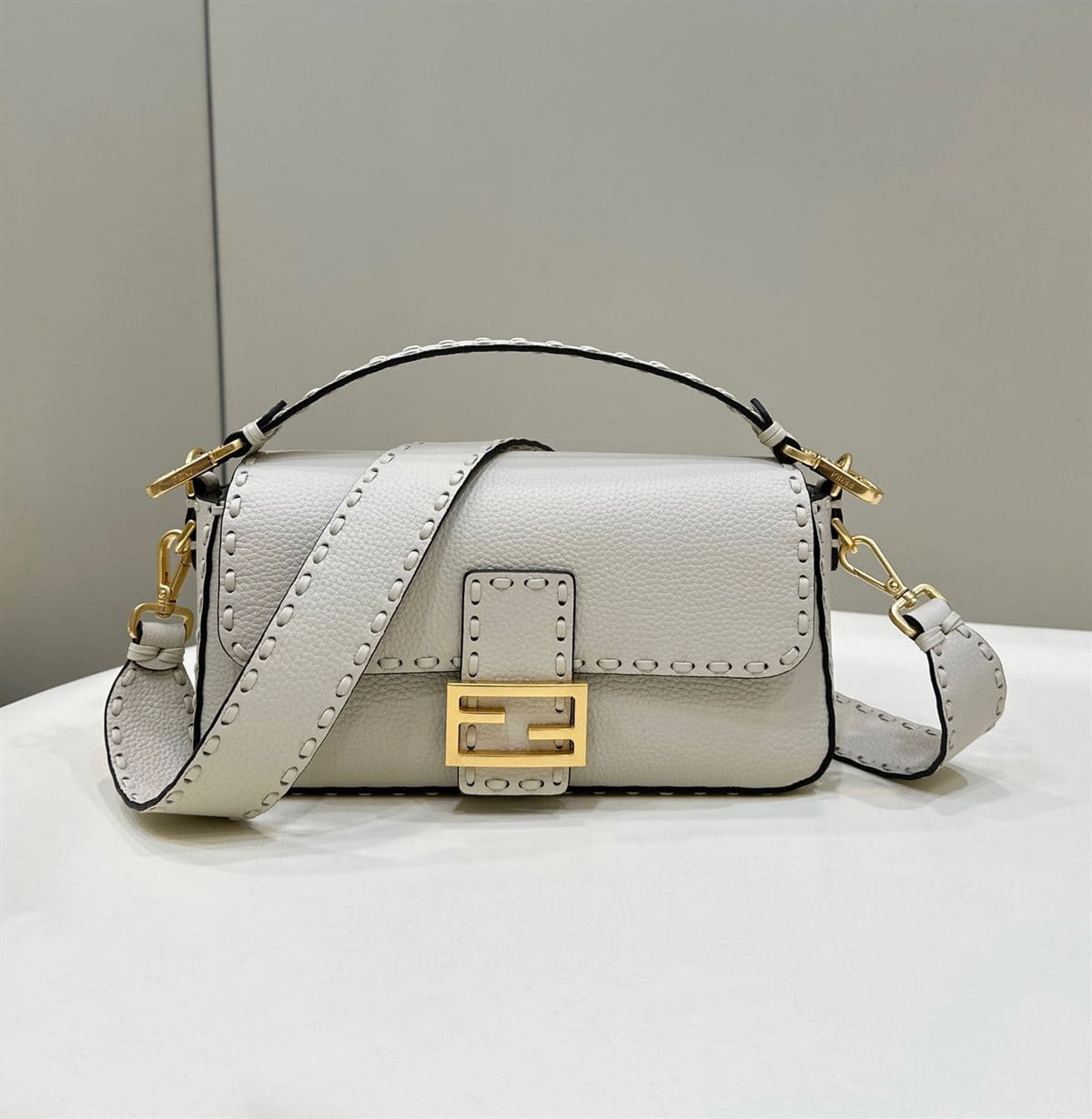 FENDI BAGUETTE CAMELLIA SELLERIA BAG WITH OVERSIZE TOPSTITCHING – F027