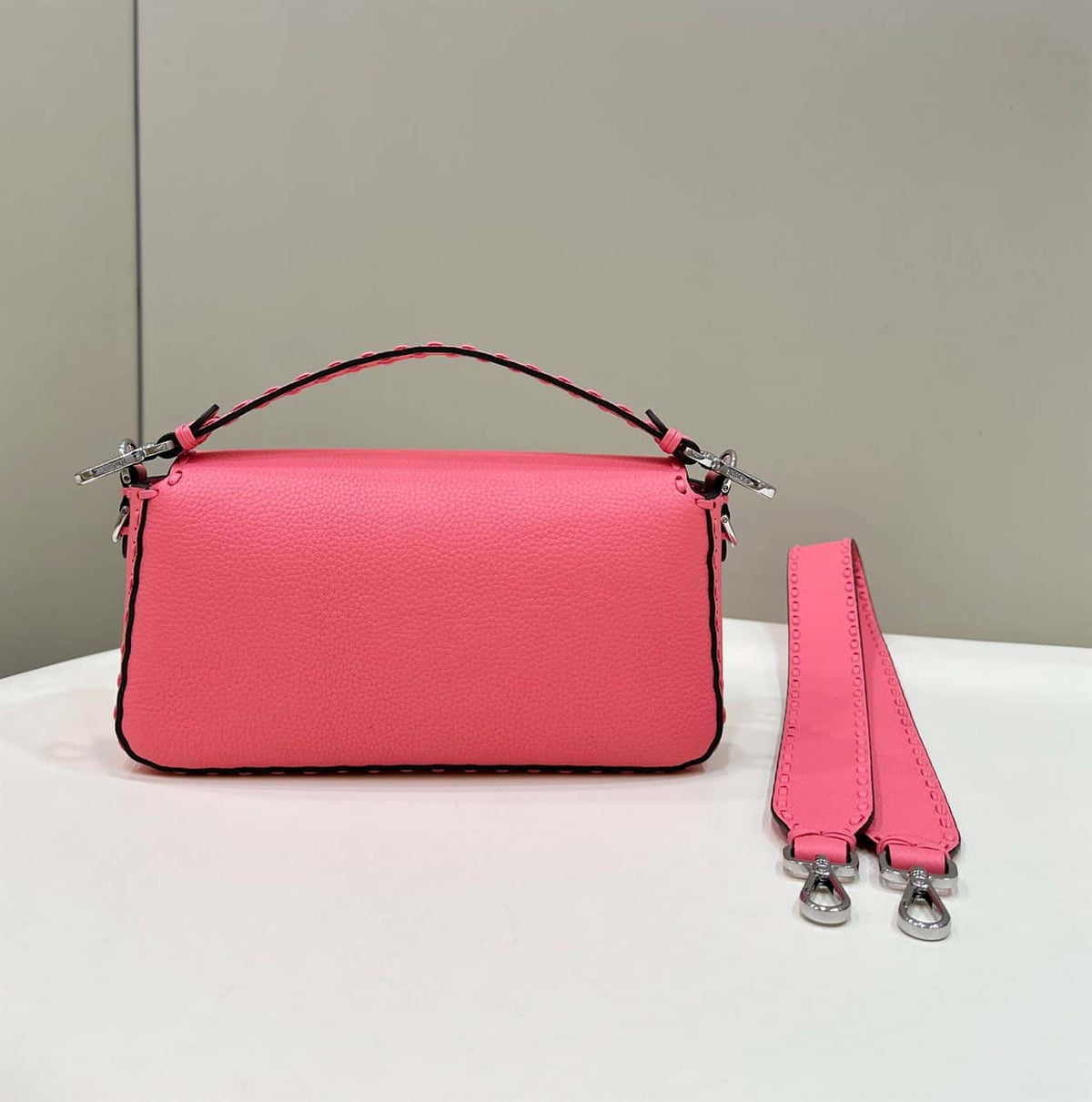FENDI BAGUETTE PINK SELLERIA BAG WITH OVERSIZE TOPSTITCHING – F030