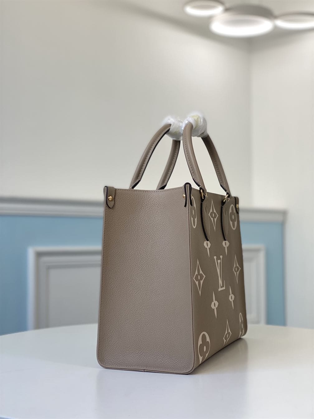 LOUIS VUITTON ONTHEGO MM BICOLOR MONOGRAM EMPREINTE – LW040
