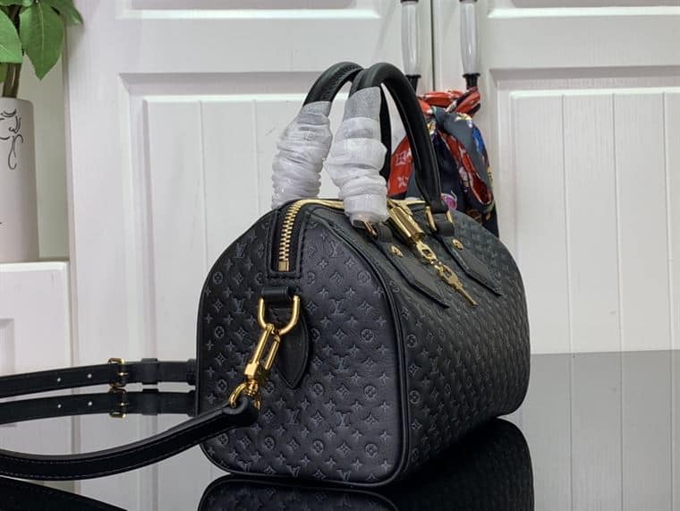 LOUIS VUITTON SPEEDY BANDOULIERE 20 – LW090
