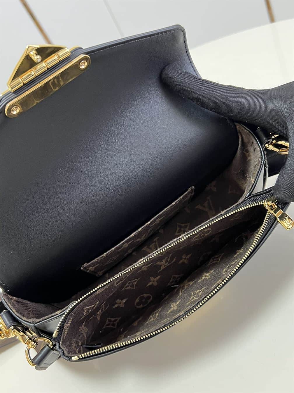 LOUIS VUITTON SWING BAG Black – LW012