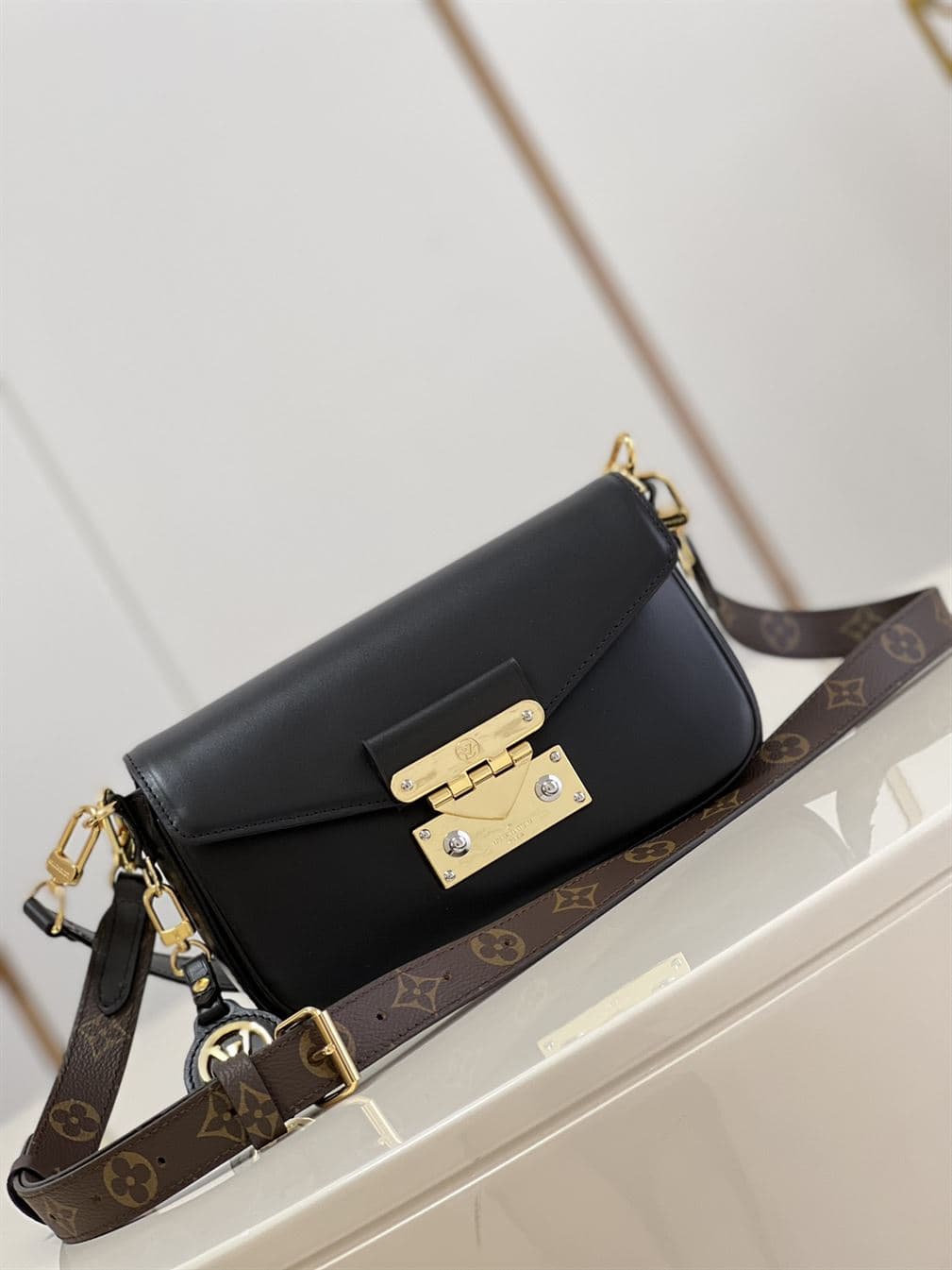LOUIS VUITTON SWING BAG Black – LW012