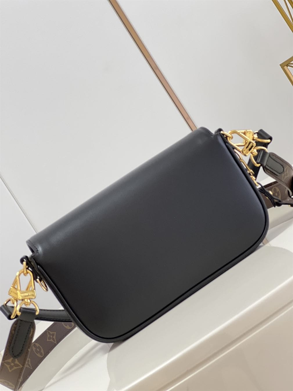 LOUIS VUITTON SWING BAG Black – LW012
