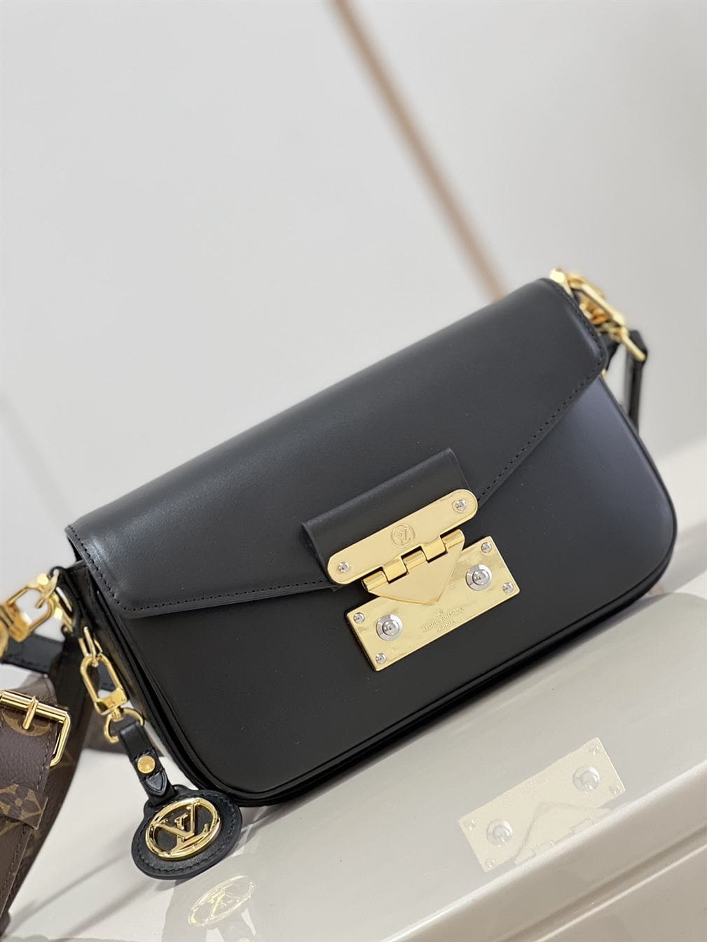 LOUIS VUITTON SWING BAG Black – LW012