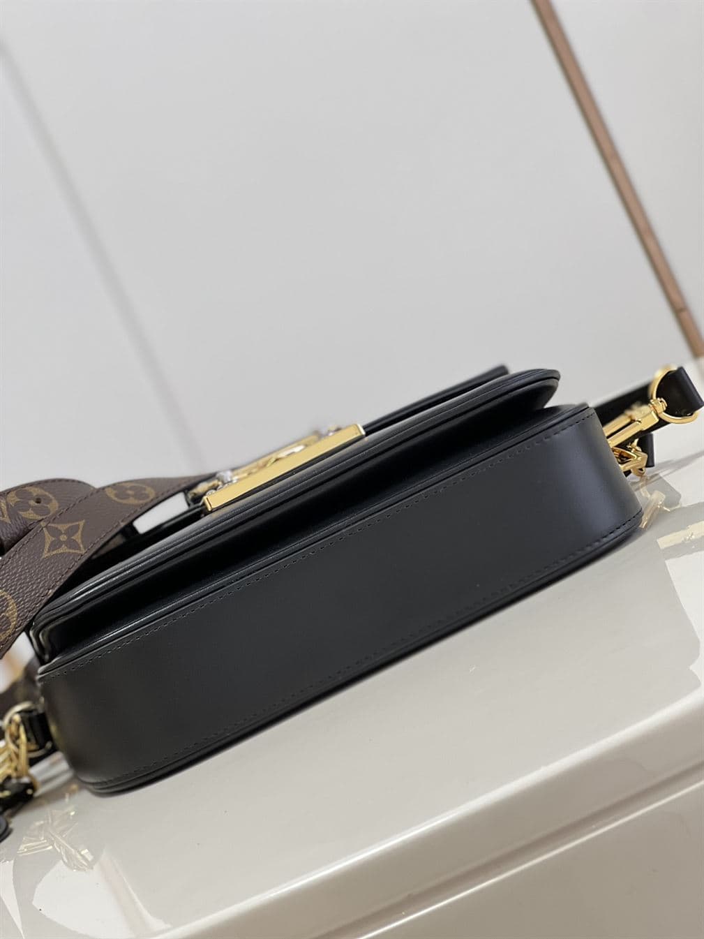 LOUIS VUITTON SWING BAG Black – LW012
