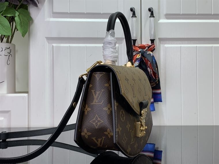 LOUIS VUITTON TILSITT MONOGRAM CANVAS – LW020