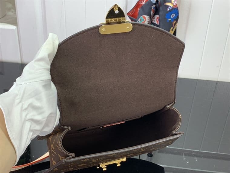 LOUIS VUITTON TILSITT MONOGRAM CANVAS – LW021