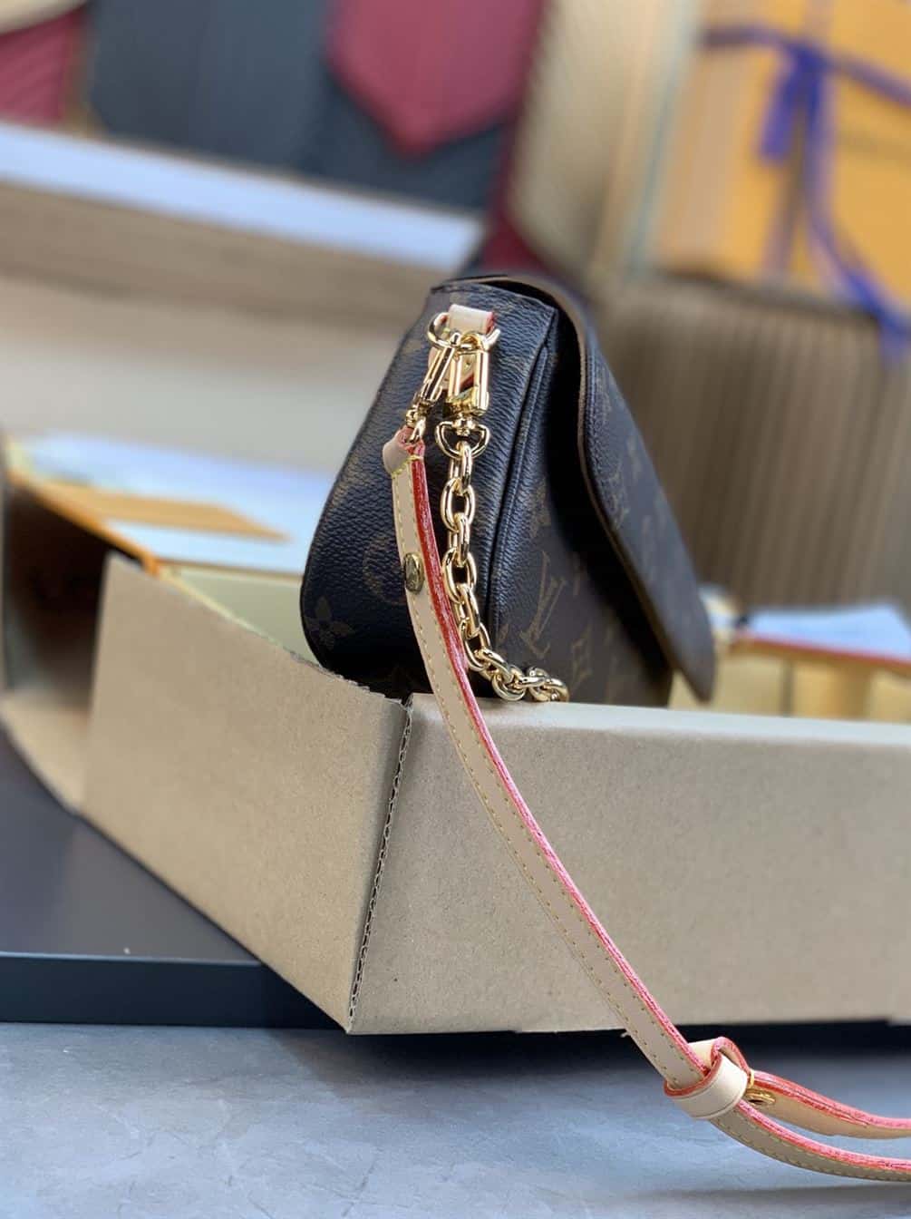 LOUIS VUITTON WALLET ON CHAIN IVY MONOGRAM CANVAS – LW039