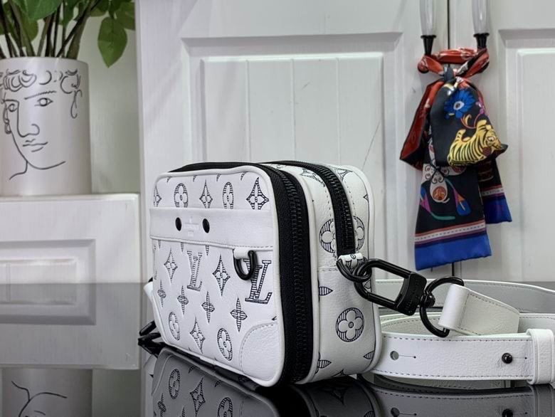 Louis Vuitton Alpha Wearable Wallet White Bag – LW138
