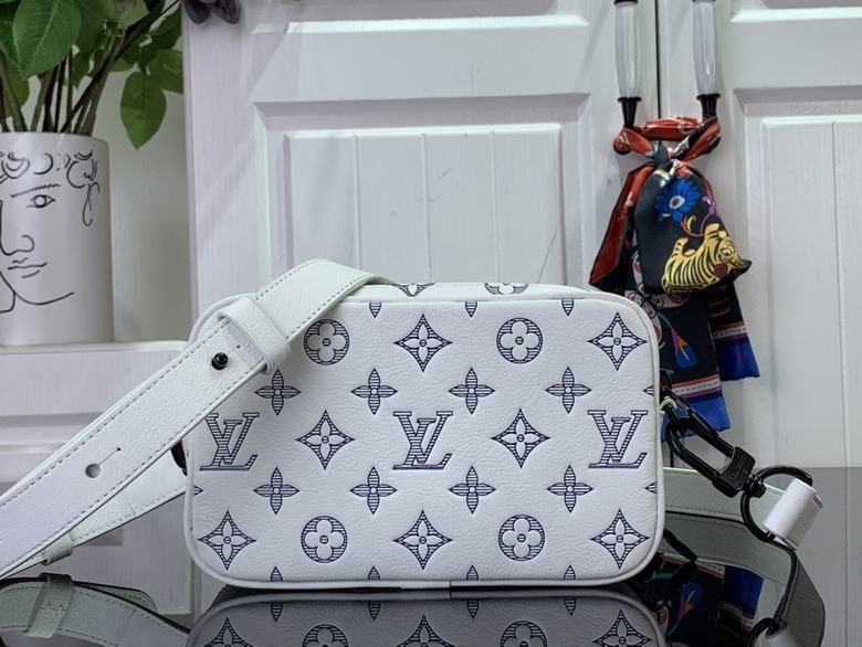 Louis Vuitton Alpha Wearable Wallet White Bag – LW138