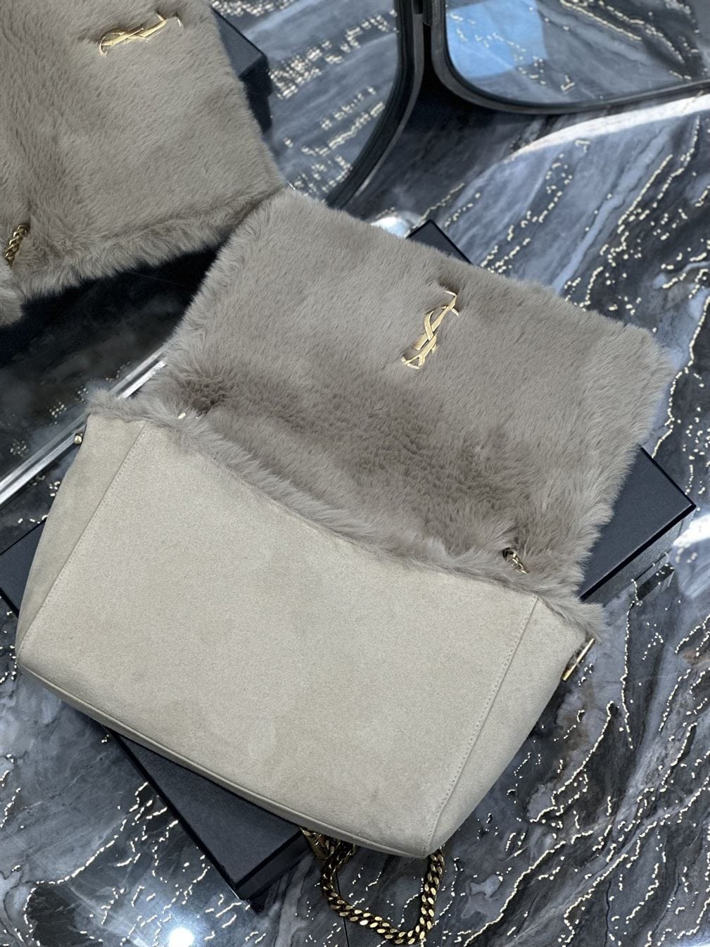 YSL KATE MEDIUM SUPPLE/REVERSIBLE CHAIN BAG IN SUEDE AND SHEARLING – YB046