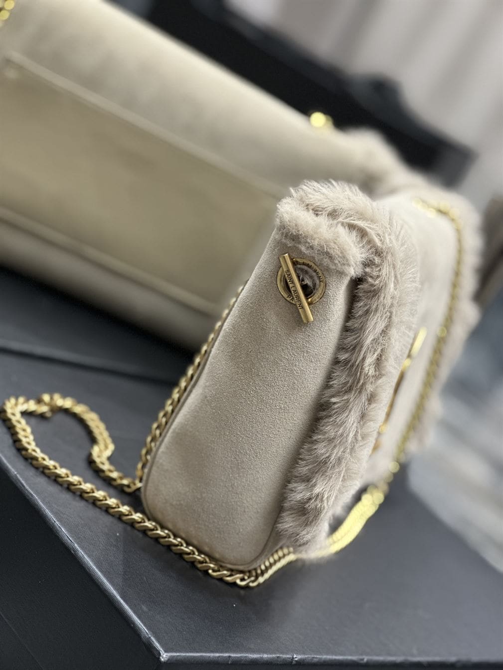 YSL KATE MEDIUM SUPPLE/REVERSIBLE CHAIN BAG IN SUEDE AND SHEARLING – YB046